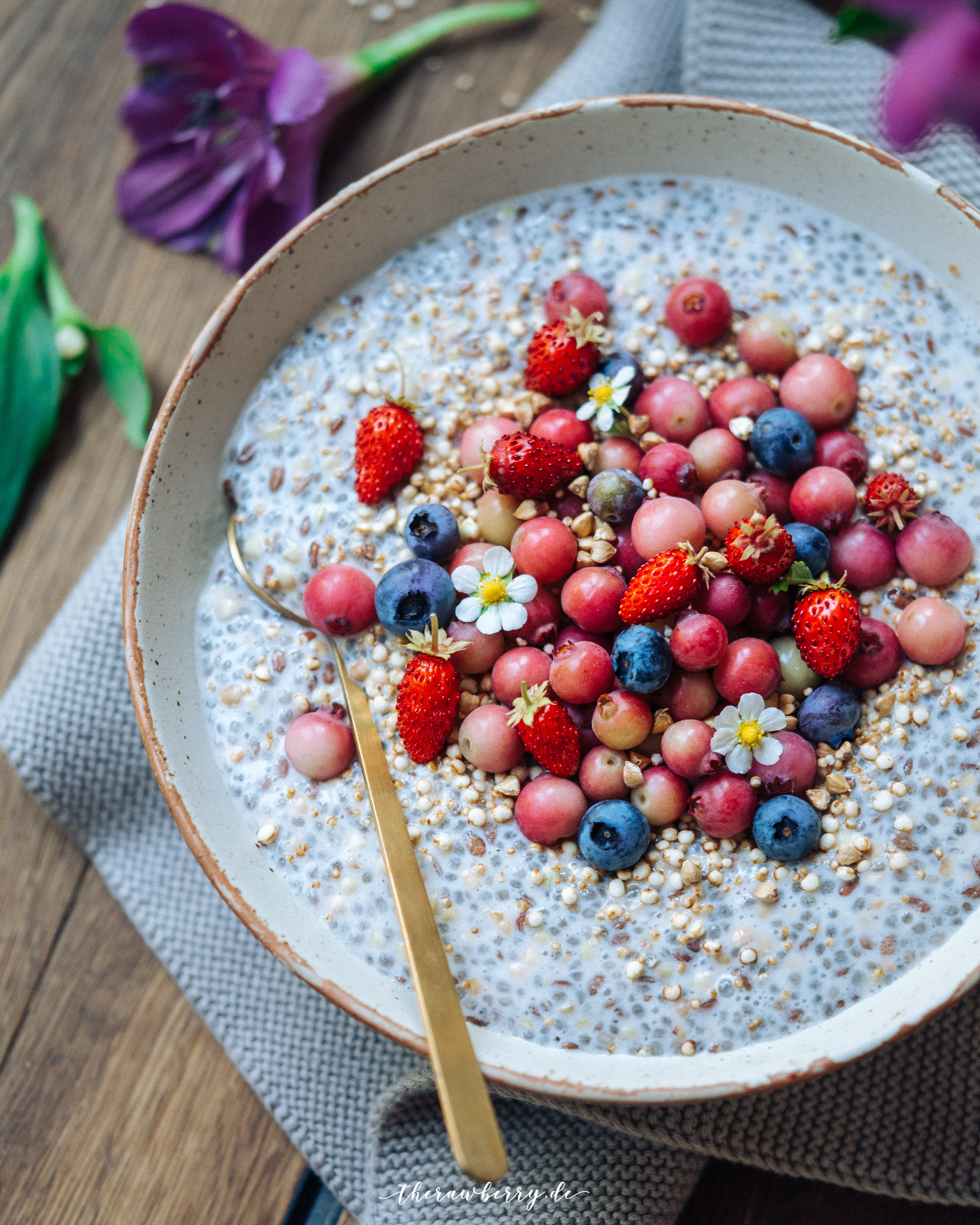 berries, beret, vegan, buckwheat, Buchweizen, glutenfrei, glutenfree, delicious, lecker, healthy, gesund, low carb, wenig kalorien, lifestyle, Plantbased, plant strong, plants, veggie, food, essen, dessert, breakfast, frühstück, Nachtisch bowl, schüssel, einfach, simple, simple, quick, schnell, therawberry, marie dorfschmidt, photography, fotografie, yum, diet, whole foods